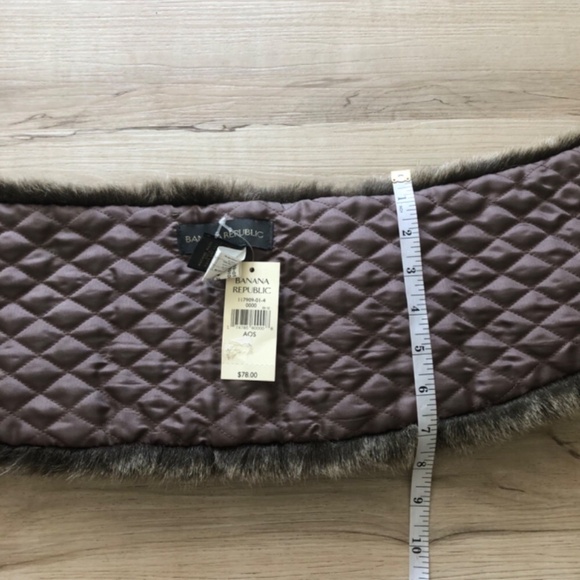 BNWT Banana Republic Faux Fur Shawl - Picture 3 of 4